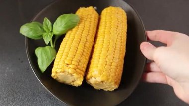 Mısır koçanı haşlanmış sebzeler taze gurme yemek arkaplanı masanın üstünde rustik yemek fotokopi alanı keto ve paleo diyet vejetaryen ve vejetaryen yemekleri