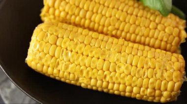 Mısır koçanı haşlanmış sebzeler taze gurme yemek arkaplanı masanın üstünde rustik yemek fotokopi alanı keto ve paleo diyet vejetaryen ve vejetaryen yemekleri