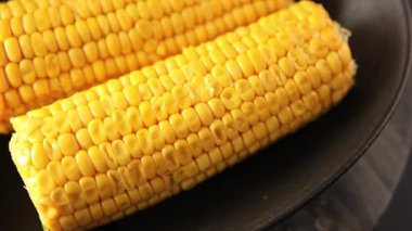 Mısır koçanı haşlanmış sebzeler taze gurme yemek arkaplanı masanın üstünde rustik yemek fotokopi alanı keto ve paleo diyet vejetaryen ve vejetaryen yemekleri