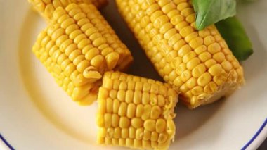 Mısır koçanı haşlanmış sebzeler taze gurme yemek arkaplanı masanın üstünde rustik yemek fotokopi alanı keto ve paleo diyet vejetaryen ve vejetaryen yemekleri