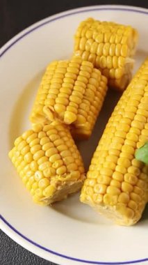 Mısır koçanı haşlanmış sebzeler taze gurme yemek arkaplanı masanın üstünde rustik yemek fotokopi alanı keto ve paleo diyet vejetaryen ve vejetaryen yemekleri