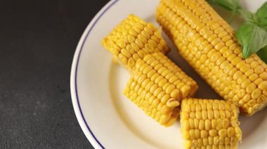 Mısır koçanı haşlanmış sebzeler taze gurme yemek arkaplanı masanın üstünde rustik yemek fotokopi alanı keto ve paleo diyet vejetaryen ve vejetaryen yemekleri