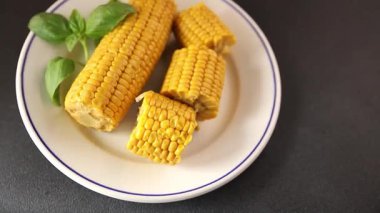 Mısır koçanı haşlanmış sebzeler taze gurme yemek arkaplanı masanın üstünde rustik yemek fotokopi alanı keto ve paleo diyet vejetaryen ve vejetaryen yemekleri