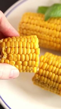 Mısır koçanı haşlanmış sebzeler taze gurme yemek arkaplanı masanın üstünde rustik yemek fotokopi alanı keto ve paleo diyet vejetaryen ve vejetaryen yemekleri