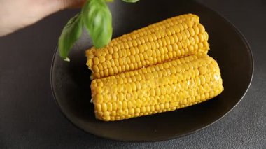 Mısır koçanı haşlanmış sebzeler taze gurme yemek arkaplanı masanın üstünde rustik yemek fotokopi alanı keto ve paleo diyet vejetaryen ve vejetaryen yemekleri