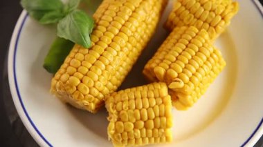 Mısır koçanı haşlanmış sebzeler taze gurme yemek arkaplanı masanın üstünde rustik yemek fotokopi alanı keto ve paleo diyet vejetaryen ve vejetaryen yemekleri