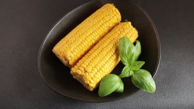 Mısır koçanı haşlanmış sebzeler taze gurme yemek arkaplanı masanın üstünde rustik yemek fotokopi alanı keto ve paleo diyet vejetaryen ve vejetaryen yemekleri