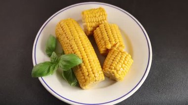 Mısır koçanı haşlanmış sebzeler taze gurme yemek arkaplanı masanın üstünde rustik yemek fotokopi alanı keto ve paleo diyet vejetaryen ve vejetaryen yemekleri