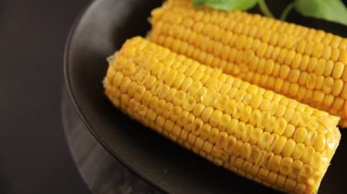 Mısır koçanı haşlanmış sebzeler taze gurme yemek arkaplanı masanın üstünde rustik yemek fotokopi alanı keto ve paleo diyet vejetaryen ve vejetaryen yemekleri