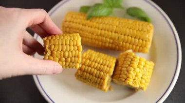 Mısır koçanı haşlanmış sebzeler taze gurme yemek arkaplanı masanın üstünde rustik yemek fotokopi alanı keto ve paleo diyet vejetaryen ve vejetaryen yemekleri