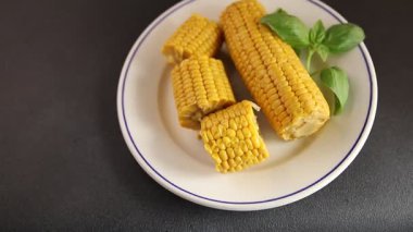 Mısır koçanı haşlanmış sebzeler taze gurme yemek arkaplanı masanın üstünde rustik yemek fotokopi alanı keto ve paleo diyet vejetaryen ve vejetaryen yemekleri