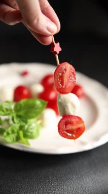 Caprese kanape domates ve mozzarella, fesleğen aperatifi sebze salatası taze gurme yemek arkaplanı masa rustik yemekler üst görünüm uzay keto ve paleo diyet vejetaryen gıda fotokopisi