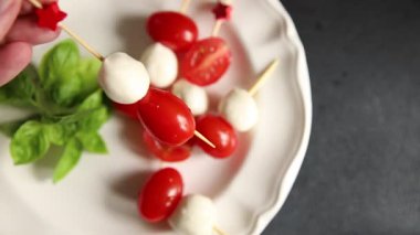 Caprese kanape domates ve mozzarella, fesleğen aperatifi sebze salatası taze gurme yemek arkaplanı masa rustik yemekler üst görünüm uzay keto ve paleo diyet vejetaryen gıda fotokopisi