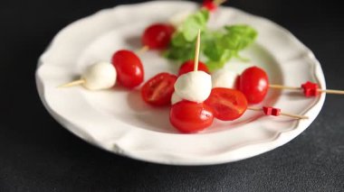 Caprese kanape domates ve mozzarella, fesleğen aperatifi sebze salatası taze gurme yemek arkaplanı masa rustik yemekler üst görünüm uzay keto ve paleo diyet vejetaryen gıda fotokopisi