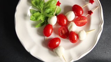 Caprese kanape domates ve mozzarella, fesleğen aperatifi sebze salatası taze gurme yemek arkaplanı masa rustik yemekler üst görünüm uzay keto ve paleo diyet vejetaryen gıda fotokopisi