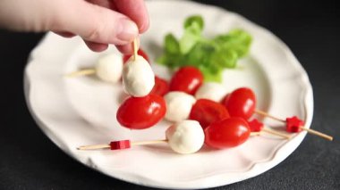 Caprese kanape domates ve mozzarella, fesleğen aperatifi sebze salatası taze gurme yemek arkaplanı masa rustik yemekler üst görünüm uzay keto ve paleo diyet vejetaryen gıda fotokopisi