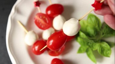 Caprese kanape domates ve mozzarella, fesleğen aperatifi sebze salatası taze gurme yemek arkaplanı masa rustik yemekler üst görünüm uzay keto ve paleo diyet vejetaryen gıda fotokopisi