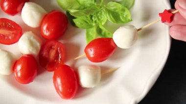 Caprese kanape domates ve mozzarella, fesleğen aperatifi sebze salatası taze gurme yemek arkaplanı masa rustik yemekler üst görünüm uzay keto ve paleo diyet vejetaryen gıda fotokopisi