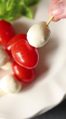 Caprese kanape domates ve mozzarella, fesleğen aperatifi sebze salatası taze gurme yemek arkaplanı masa rustik yemekler üst görünüm uzay keto ve paleo diyet vejetaryen gıda fotokopisi