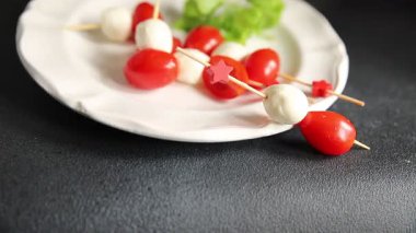Caprese kanape domates ve mozzarella, fesleğen aperatifi sebze salatası taze gurme yemek arkaplanı masa rustik yemekler üst görünüm uzay keto ve paleo diyet vejetaryen gıda fotokopisi