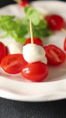 Caprese kanape domates ve mozzarella, fesleğen aperatifi sebze salatası taze gurme yemek arkaplanı masa rustik yemekler üst görünüm uzay keto ve paleo diyet vejetaryen gıda fotokopisi