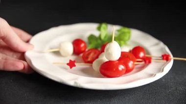 Caprese kanape domates ve mozzarella, fesleğen aperatifi sebze salatası taze gurme yemek arkaplanı masa rustik yemekler üst görünüm uzay keto ve paleo diyet vejetaryen gıda fotokopisi