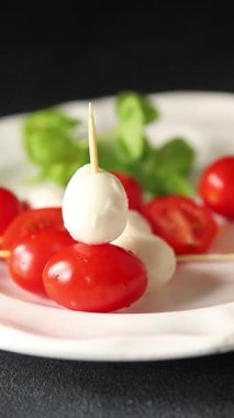 Caprese kanape domates ve mozzarella, fesleğen aperatifi sebze salatası taze gurme yemek arkaplanı masa rustik yemekler üst görünüm uzay keto ve paleo diyet vejetaryen gıda fotokopisi