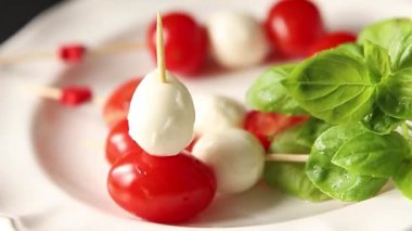 Caprese kanape domates ve mozzarella, fesleğen aperatifi sebze salatası taze gurme yemek arkaplanı masa rustik yemekler üst görünüm uzay keto ve paleo diyet vejetaryen gıda fotokopisi