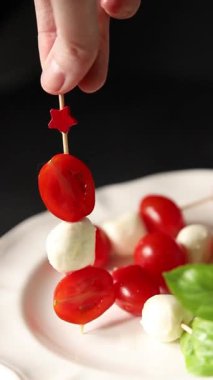 Caprese kanape domates ve mozzarella, fesleğen aperatifi sebze salatası taze gurme yemek arkaplanı masa rustik yemekler üst görünüm uzay keto ve paleo diyet vejetaryen gıda fotokopisi