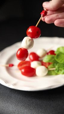 Caprese kanape domates ve mozzarella, fesleğen aperatifi sebze salatası taze gurme yemek arkaplanı masa rustik yemekler üst görünüm uzay keto ve paleo diyet vejetaryen gıda fotokopisi
