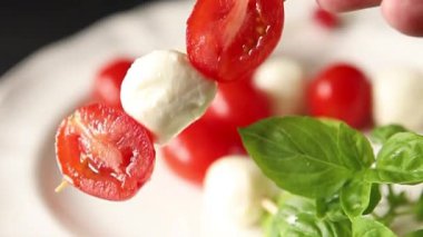Caprese kanape domates ve mozzarella, fesleğen aperatifi sebze salatası taze gurme yemek arkaplanı masa rustik yemekler üst görünüm uzay keto ve paleo diyet vejetaryen gıda fotokopisi