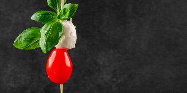 Caprese kanape domates ve mozzarella, fesleğen aperatifi sebze salatası taze gurme yemek arkaplanı masa rustik yemekler üst görünüm uzay keto ve paleo diyet vejetaryen gıda fotokopisi