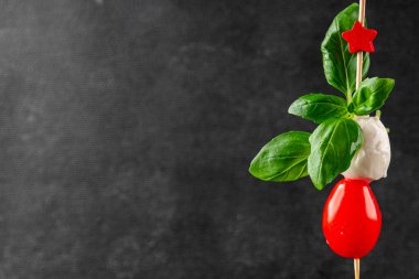 Caprese kanape domates ve mozzarella, fesleğen aperatifi sebze salatası taze gurme yemek arkaplanı masa rustik yemekler üst görünüm uzay keto ve paleo diyet vejetaryen gıda fotokopisi