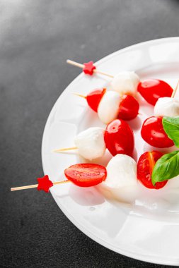 Caprese kanape domates ve mozzarella, fesleğen aperatifi sebze salatası taze gurme yemek arkaplanı masa rustik yemekler üst görünüm uzay keto ve paleo diyet vejetaryen gıda fotokopisi