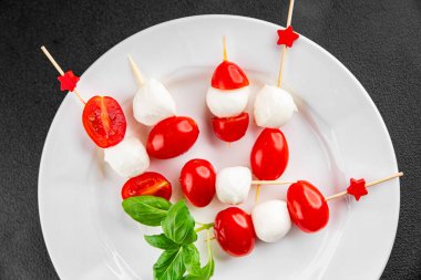 Caprese kanape domates ve mozzarella, fesleğen aperatifi sebze salatası taze gurme yemek arkaplanı masa rustik yemekler üst görünüm uzay keto ve paleo diyet vejetaryen gıda fotokopisi
