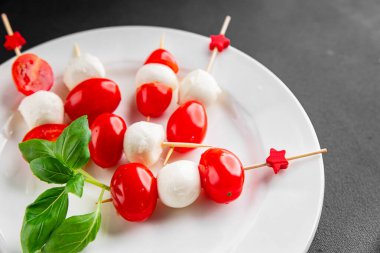 Caprese kanape domates ve mozzarella, fesleğen aperatifi sebze salatası taze gurme yemek arkaplanı masa rustik yemekler üst görünüm uzay keto ve paleo diyet vejetaryen gıda fotokopisi