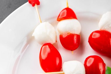 Caprese kanape domates ve mozzarella, fesleğen aperatifi sebze salatası taze gurme yemek arkaplanı masa rustik yemekler üst görünüm uzay keto ve paleo diyet vejetaryen gıda fotokopisi