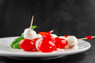 Caprese kanape domates ve mozzarella, fesleğen aperatifi sebze salatası taze gurme yemek arkaplanı masa rustik yemekler üst görünüm uzay keto ve paleo diyet vejetaryen gıda fotokopisi