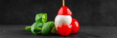 Caprese kanape domates ve mozzarella, fesleğen aperatifi sebze salatası taze gurme yemek arkaplanı masa rustik yemekler üst görünüm uzay keto ve paleo diyet vejetaryen gıda fotokopisi
