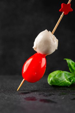 Caprese kanape domates ve mozzarella, fesleğen aperatifi sebze salatası taze gurme yemek arkaplanı masa rustik yemekler üst görünüm uzay keto ve paleo diyet vejetaryen gıda fotokopisi