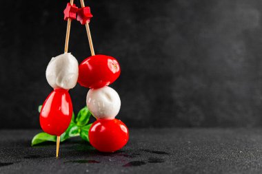 Caprese kanape domates ve mozzarella, fesleğen aperatifi sebze salatası taze gurme yemek arkaplanı masa rustik yemekler üst görünüm uzay keto ve paleo diyet vejetaryen gıda fotokopisi