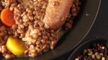 Mercimek ve sebzeli sosis aperatif sebze taze lezzetli gurme yemek arkaplanı masa kırsal gıdanın üstünde fotokopi alanı