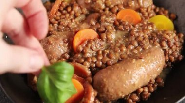 Mercimek ve sebzeli sosis aperatif sebze taze lezzetli gurme yemek arkaplanı masa kırsal gıdanın üstünde fotokopi alanı