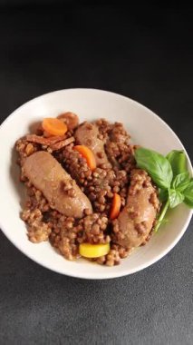 Mercimek ve sebzeli sosis aperatif sebze taze lezzetli gurme yemek arkaplanı masa kırsal gıdanın üstünde fotokopi alanı