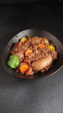 Mercimek ve sebzeli sosis aperatif sebze taze lezzetli gurme yemek arkaplanı masa kırsal gıdanın üstünde fotokopi alanı