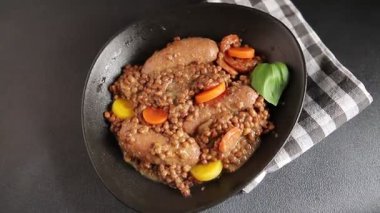 Mercimek ve sebzeli sosis aperatif sebze taze lezzetli gurme yemek arkaplanı masa kırsal gıdanın üstünde fotokopi alanı