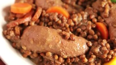 Mercimek ve sebzeli sosis aperatif sebze taze lezzetli gurme yemek arkaplanı masa kırsal gıdanın üstünde fotokopi alanı