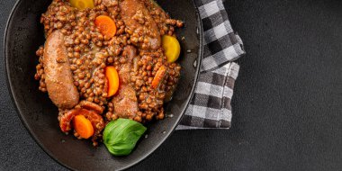 Mercimek ve sebzeli sosis aperatif sebze taze lezzetli gurme yemek arkaplanı masa kırsal gıdanın üstünde fotokopi alanı