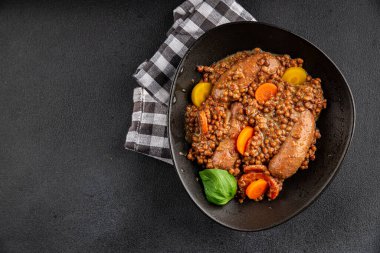 Mercimek ve sebzeli sosis aperatif sebze taze lezzetli gurme yemek arkaplanı masa kırsal gıdanın üstünde fotokopi alanı