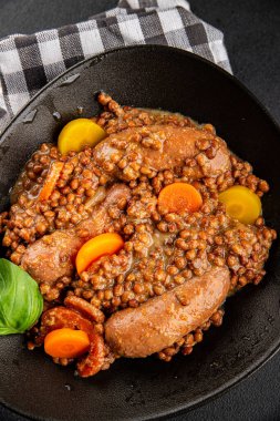 Mercimek ve sebzeli sosis aperatif sebze taze lezzetli gurme yemek arkaplanı masa kırsal gıdanın üstünde fotokopi alanı